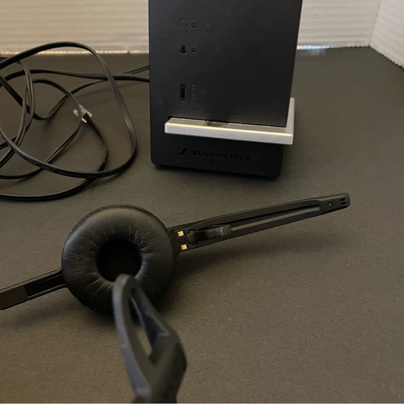 Sennheiser D 10 BS Mono wireless Headset with Dock and phone cable, Usb Adapter - Picture 2 of 5